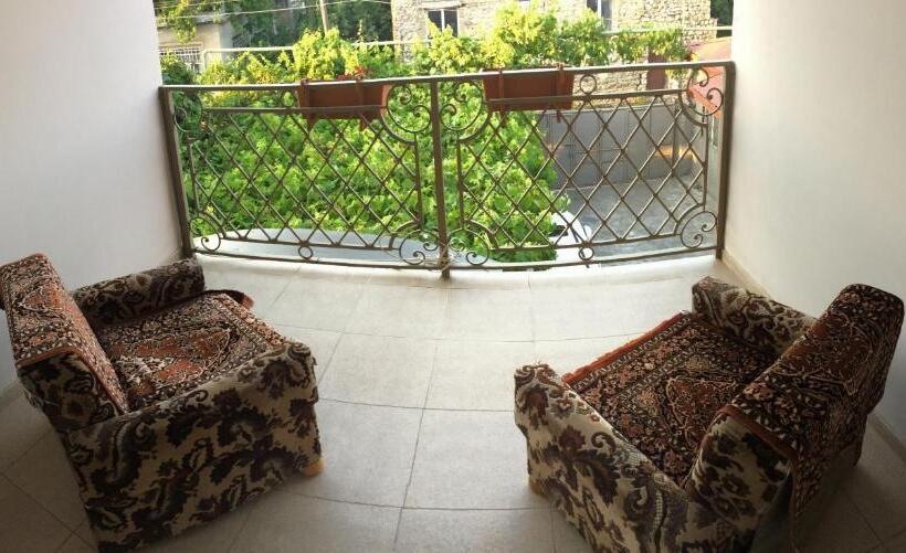 اتاق لوکس با بالکن, Mari Guest House