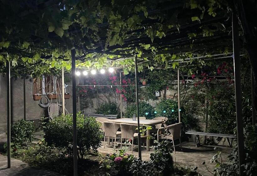 اتاق خانوادگی با سرویس بهداشتی مشترک, Mari Guest House