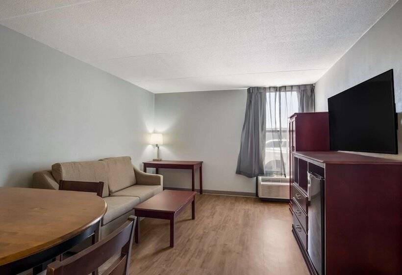 Люкс, Clarion Inn & Suites Airport