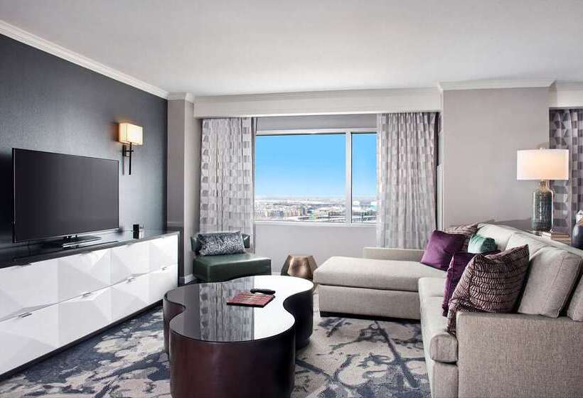 キングサイズベッドのスイートルーム, Hilton Baltimore Inner Harbor