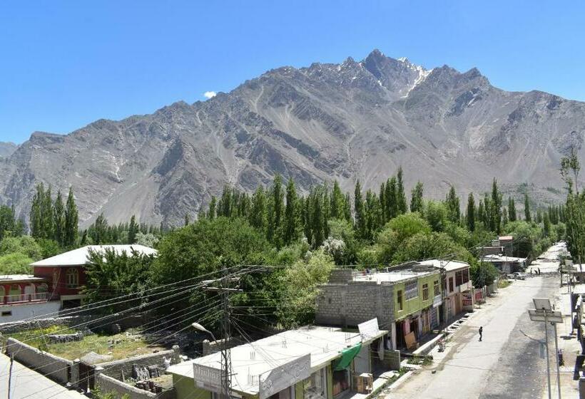اتاق خانوادگی با چشم‌انداز باغ, Skardu Lodge