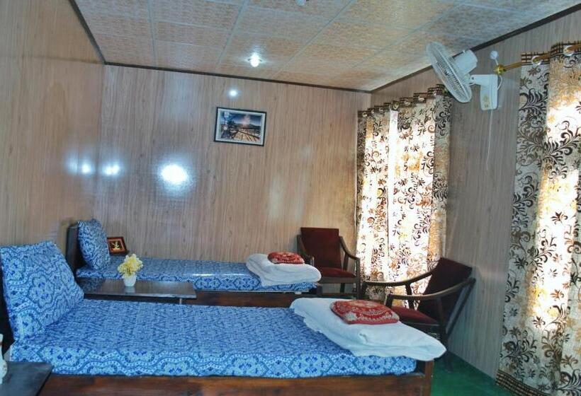 اتاق استاندارد سه نفره, Skardu Lodge