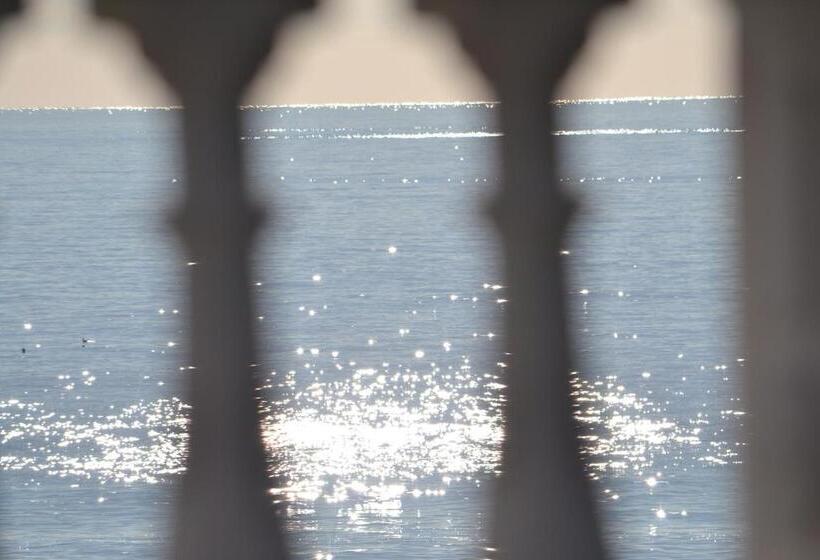 اتاق لوکس با بالکن و چشم‌انداز دریا, Piccolo Lido