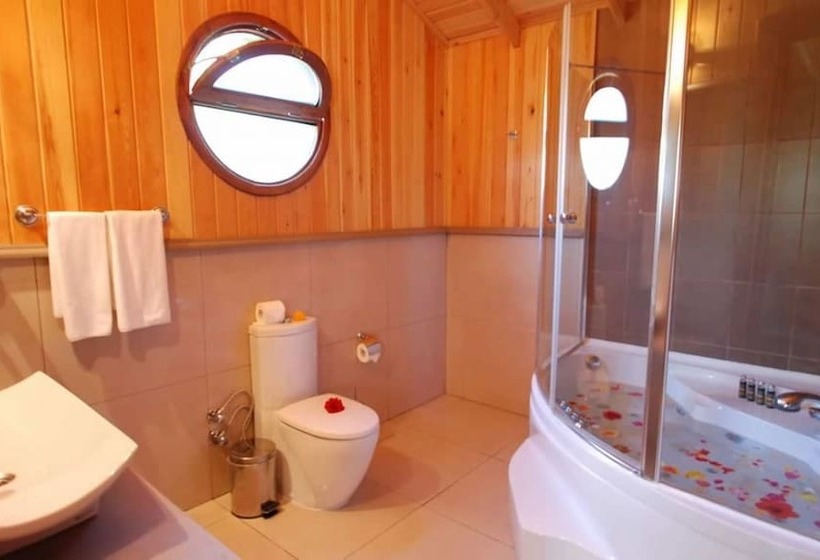 بانگلوی لوکس, The Bay Beach Club
