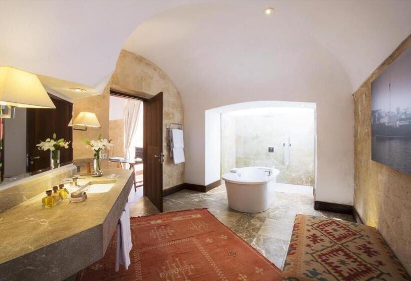 سوییت سوپریور با چشم‌انداز دریا, Cap Rocat, A Small Luxury Hotel Of The World