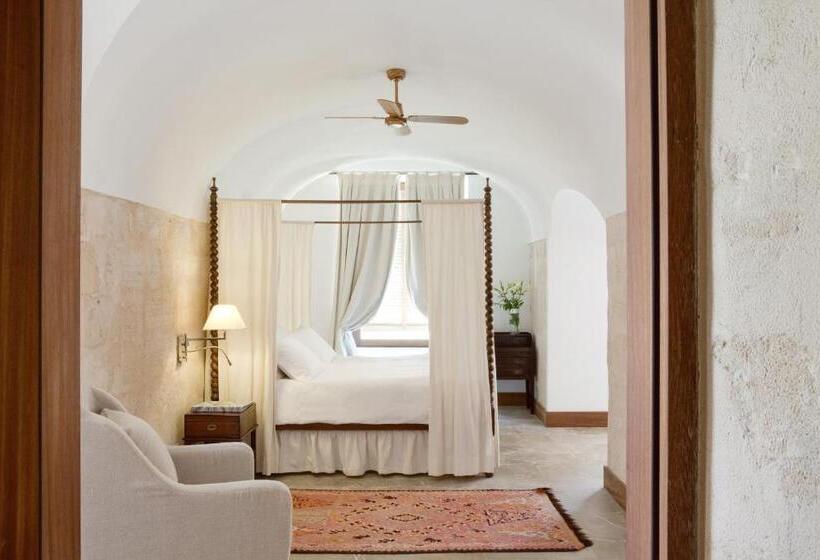 سوییت سوپریور با چشم‌انداز دریا, Cap Rocat, A Small Luxury Hotel Of The World