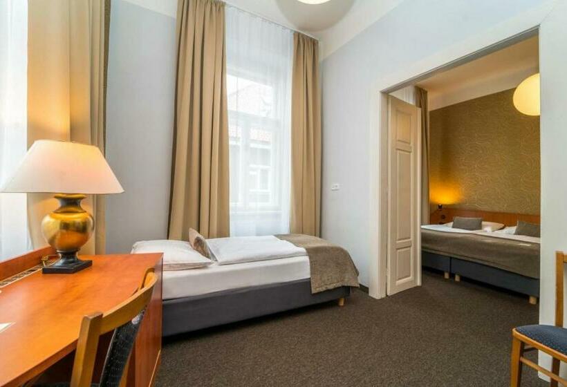 Quarto Triplo Estandar, Metropolitan Old Town Hotel   Czech Leading Hotels