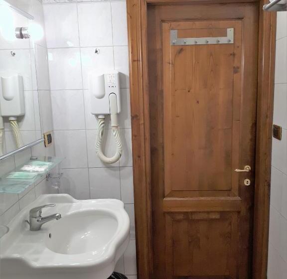 חדר סטנדרט לארבעה, Sweet Home