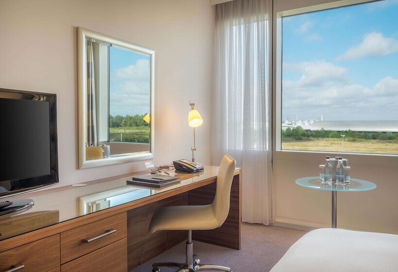 Suíte Júnior, Hilton Reading