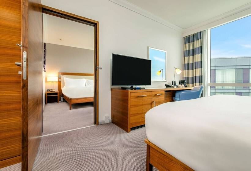 Семейный Номер, Hilton Reading