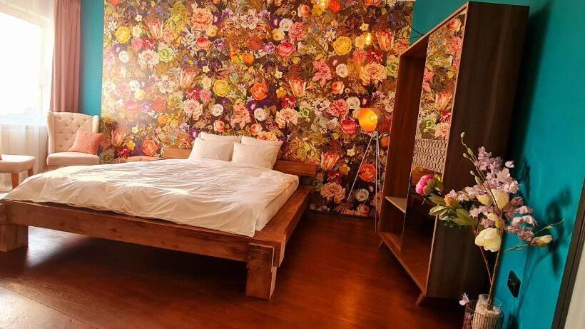 اتاق لوکس با تخت بزرگ, Paradiso Perduto Private Apartment By Weinkeller