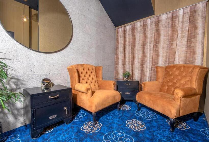 스위트, The Com Plex Motel