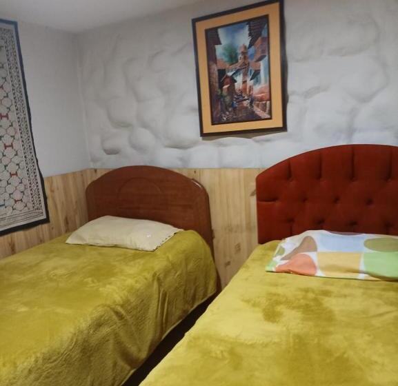 سوییت جونیور با بالکن, Adrian′s House Hostal