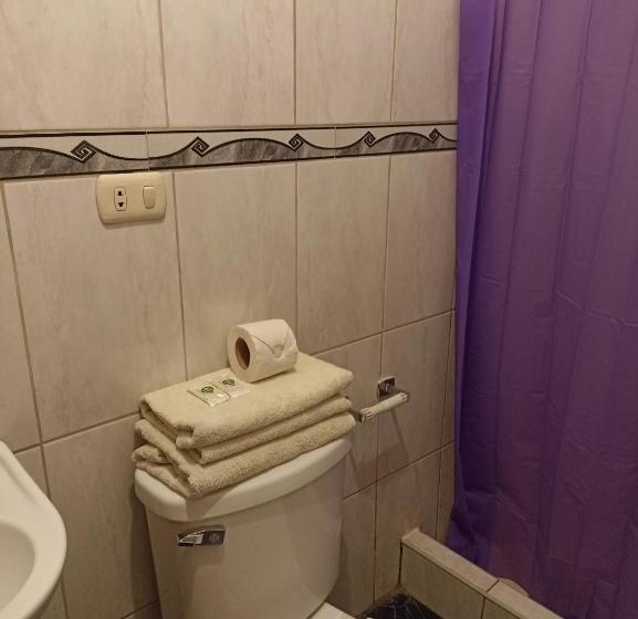 سوییت جونیور با بالکن, Adrian′s House Hostal