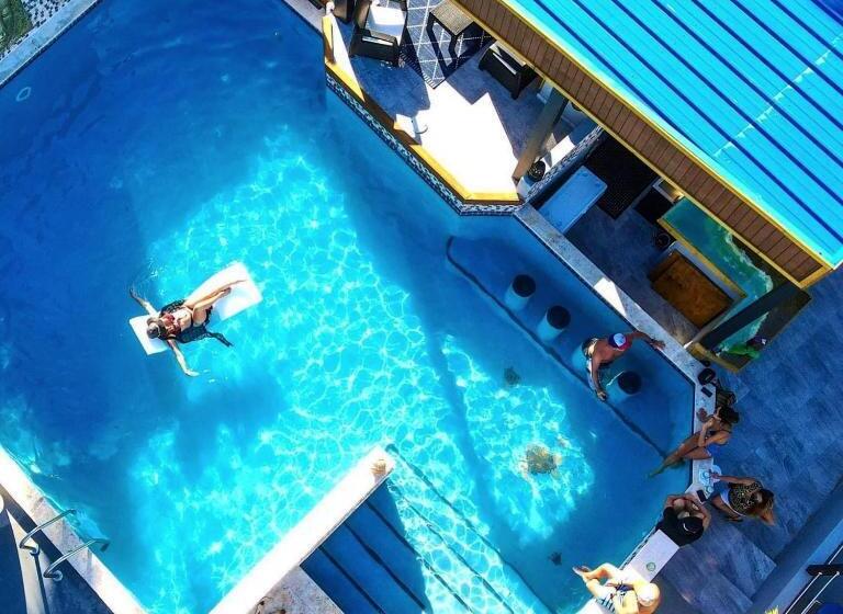 اتاق لوکس, Aqua Marina Beach Club