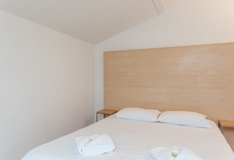 스탠다드 스튜디오, Residhotel Vieux Port