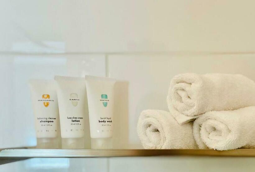 클래식 룸 킹 침대, Art House Hotel And Suites