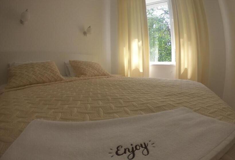 Апартаменты 1 Спальня Нижний Этаж, Boutique Hotel Enjoy