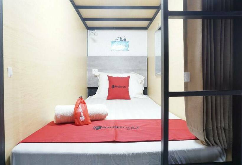 Кровать в Общей Комнате, Reddoorz Hostel @ Borobudur Street
