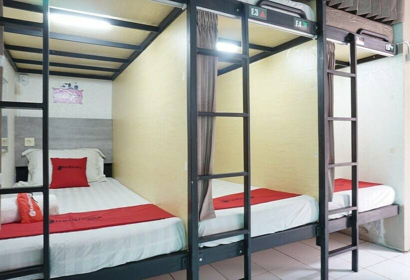 Кровать в Общей Комнате, Reddoorz Hostel @ Borobudur Street
