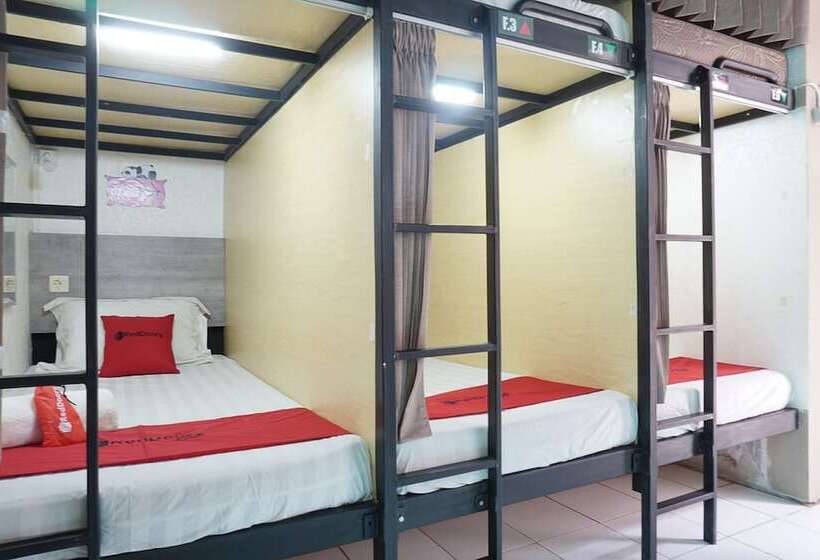 Кровать в Общей Комнате, Reddoorz Hostel @ Borobudur Street