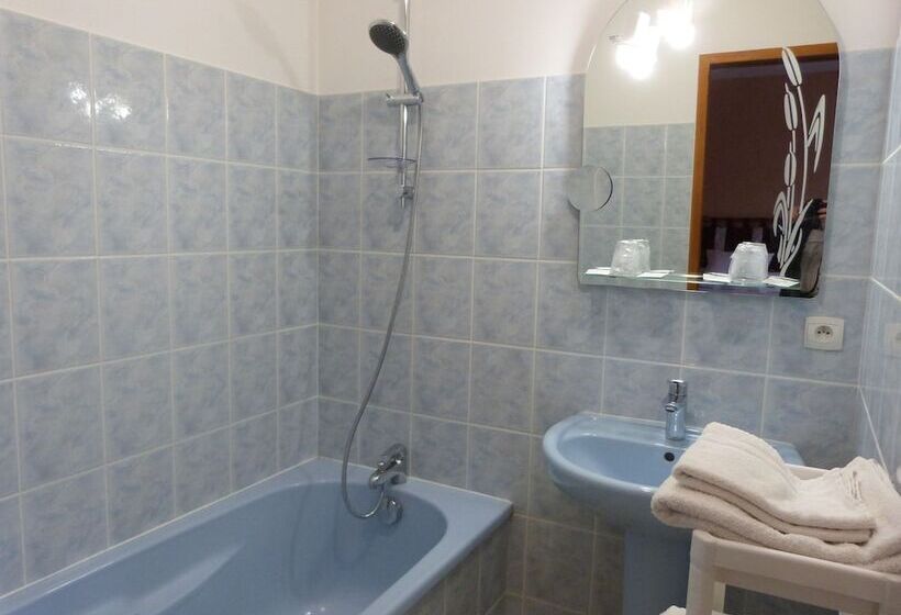 Номер Стандарт Трехместный, Logis Hôtel Les Confins Du Perche
