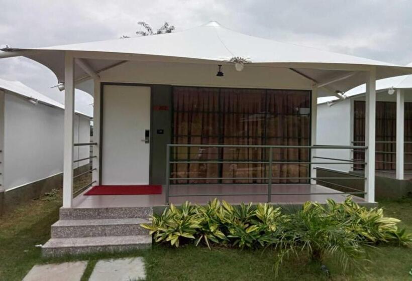 كوخ قياسي, White Feather Resort Kauncha