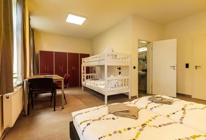 Номер Стандарт Трехместный, Und Hostel Gleisbett
