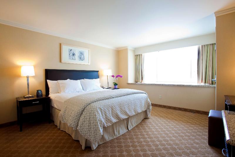 带大床的套房, Embassy Suites Los Angeles Glendale