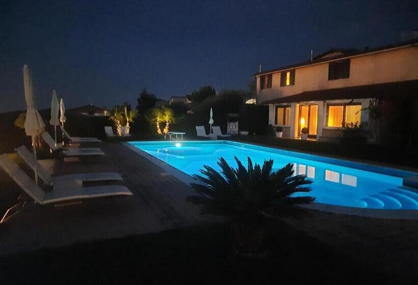 اتاق استاندارد با چشم‌انداز استخر, B&b Villa Fiorini