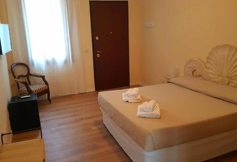 اتاق استاندارد با چشم‌انداز استخر, B&b Villa Fiorini