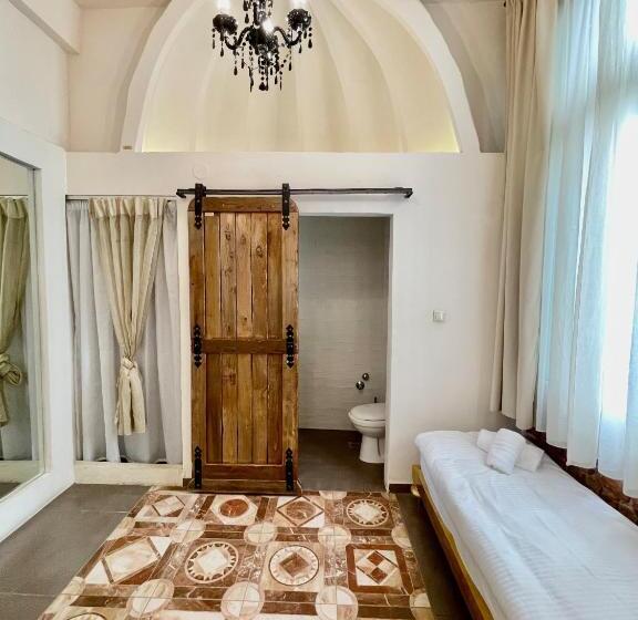 Quarto Triplo Deluxe, Augustos