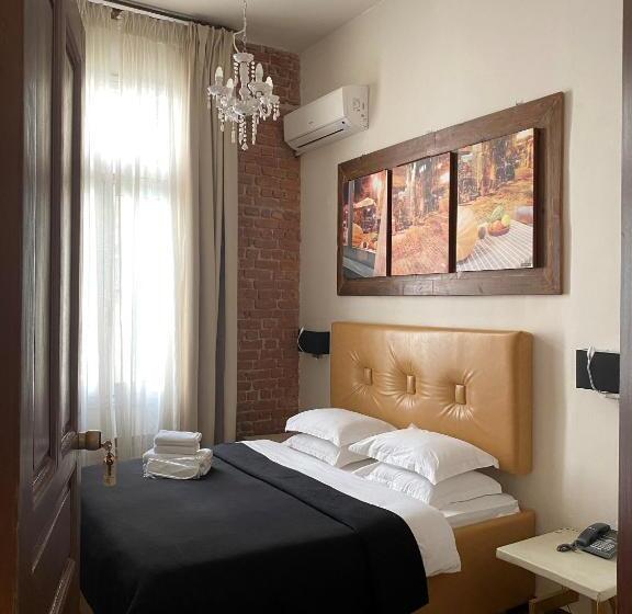 Quarto Deluxe, Augustos