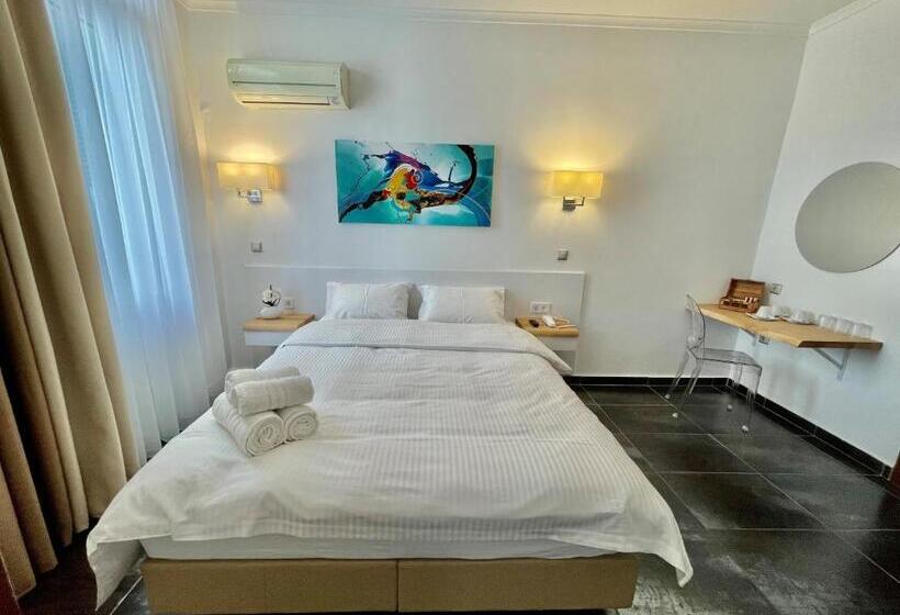 Quarto Deluxe, Augustos