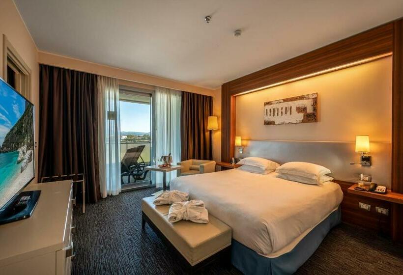 Люкс с Балконом, Delta Hotels By Marriott Olbia Sardinia