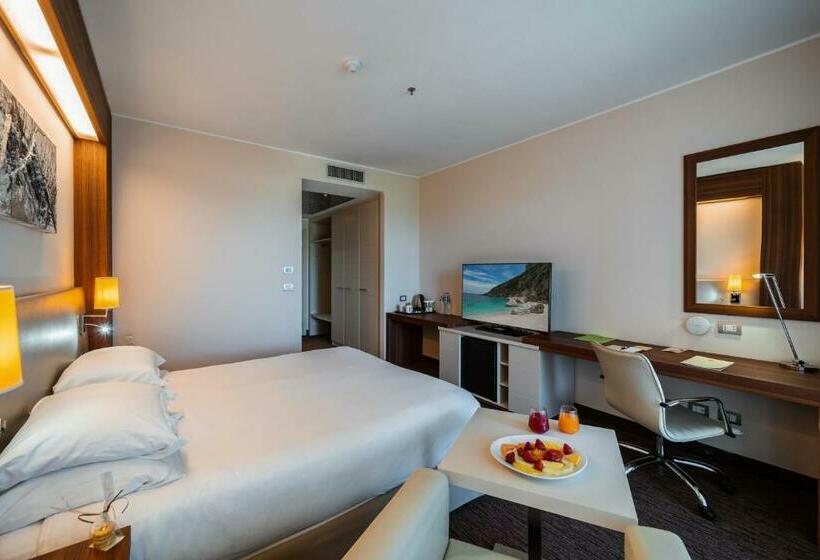 Номер Deluxe с Балконом, Delta Hotels By Marriott Olbia Sardinia