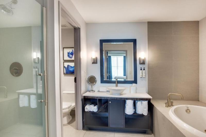 キングサイズベッドのスイートルーム, Crowne Plaza Hotel & Resorts Fort Lauderdale Airport/ Cruise, An Ihg
