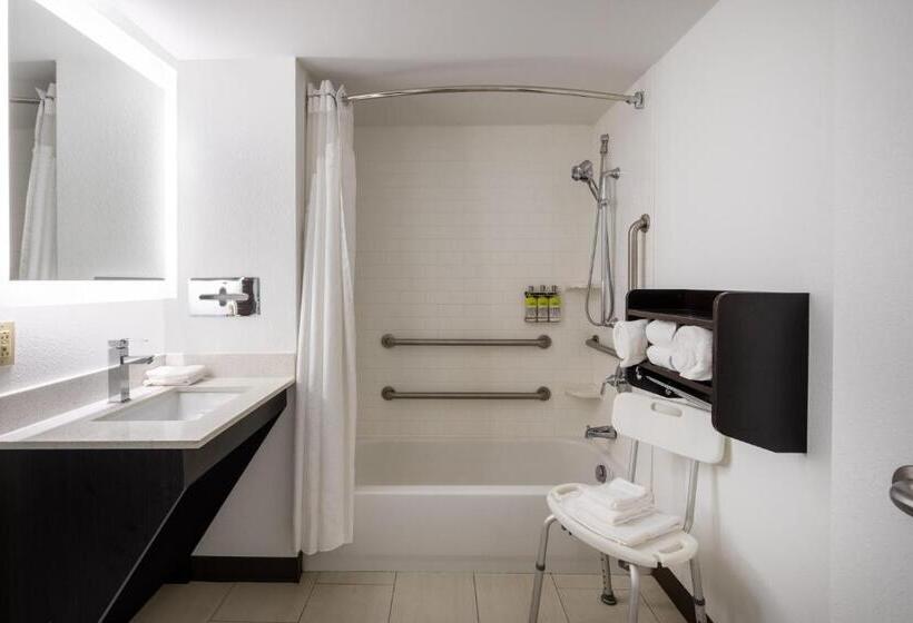 适合残疾人士使用的带超级大床的标准间, Holiday Inn Express   Coventry S   West Warwick Area, An Ihg