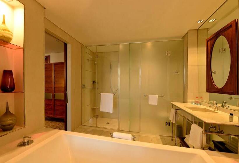 Люкс, Pivot Hotel Montecasino