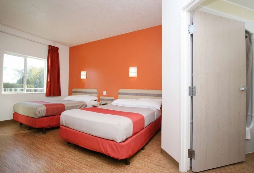 Номер Стандарт 2 Двуспальные Кровати, Motel 6colchester, Vt  Burlington