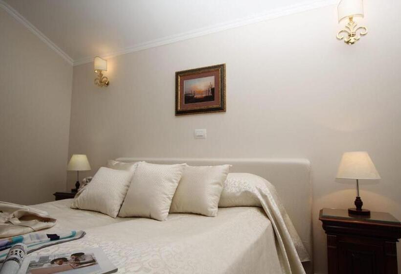 سوییت با چشم‌انداز دریا, Villa Triana Adults Only
