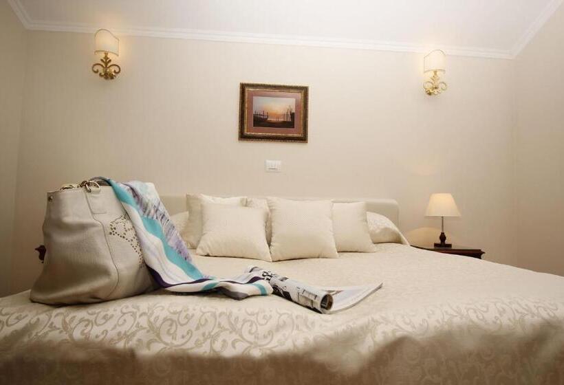 سوییت با چشم‌انداز دریا, Villa Triana Adults Only