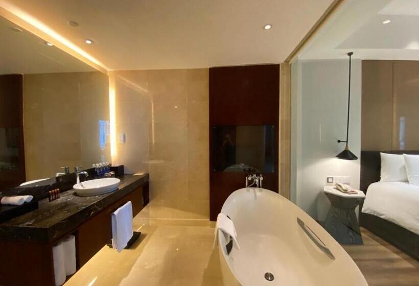 سوئیت کلاب, Sheraton Hanoi West