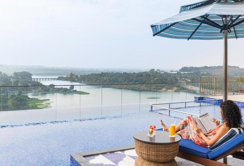 Номер Deluxe Вид на Озеро, Taj Lakefront Bhopal