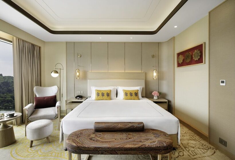 Номер Deluxe, Taj Lakefront Bhopal
