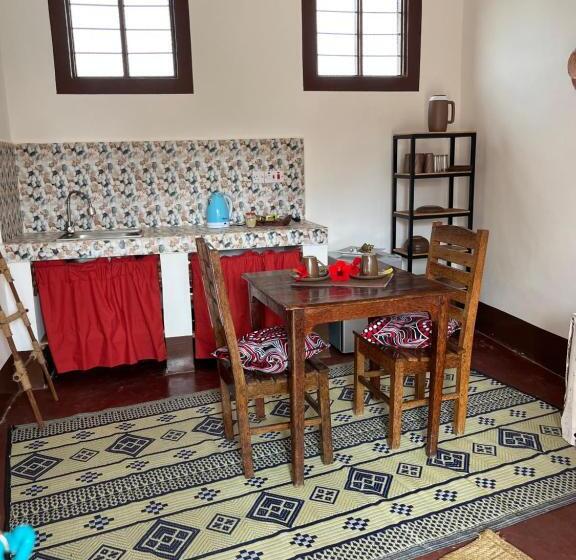 سوییت لوکس, Habibi B&b