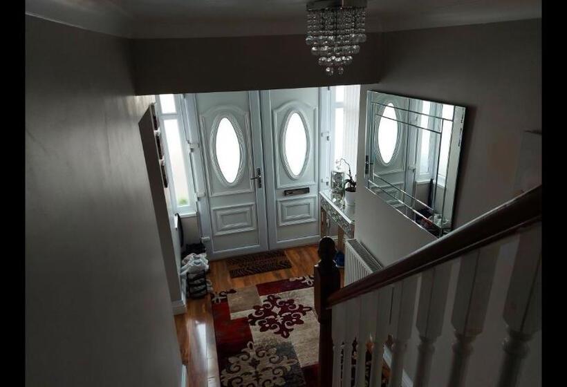 Номер Стандарт Трехместный, Room In Guest Room   Family Room With Private Bathroom