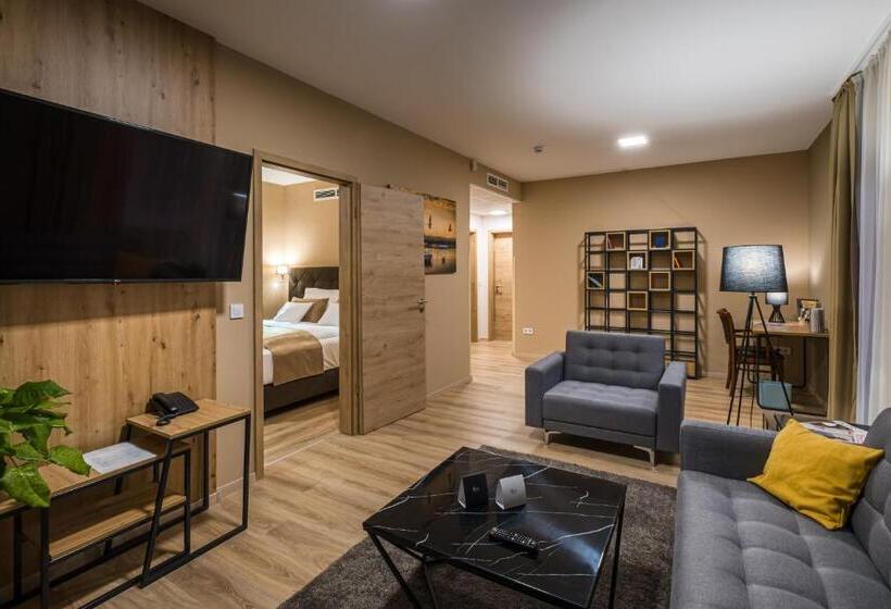 Люкс Superior, Kistucsok Food & Room