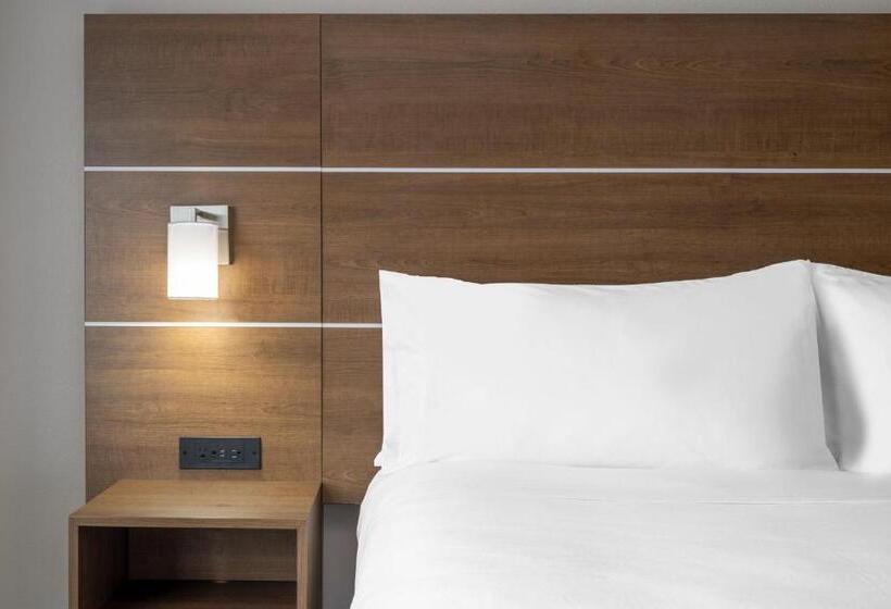 Люкс Кровать Кинг, Holiday Inn Express & Suites Dallas East   Fair Park, An Ihg