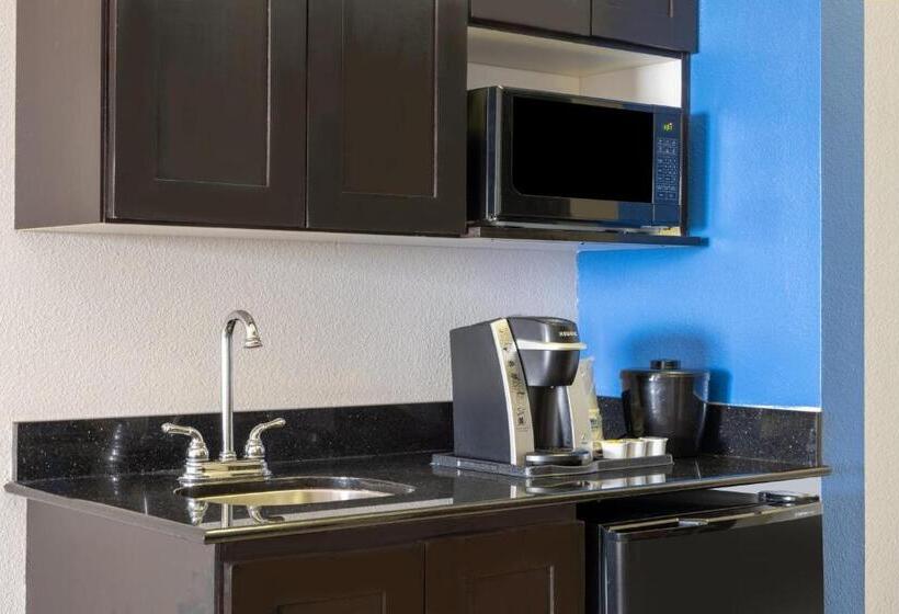 Люкс 2 Спальни, Holiday Inn Express & Suites Dallas East   Fair Park, An Ihg